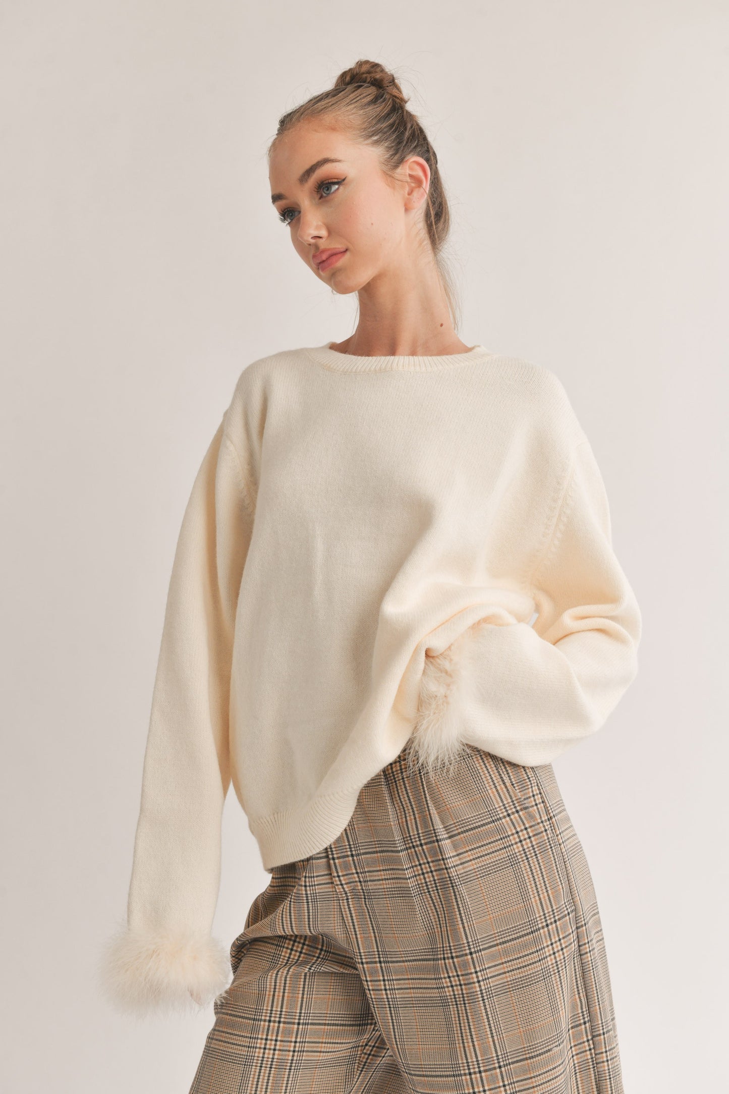 KNIT SWEATER TOP WITH FEATHER CUFFS