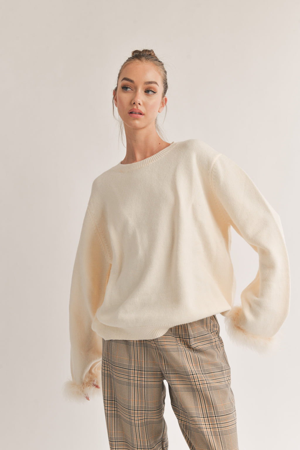 KNIT SWEATER TOP WITH FEATHER CUFFS