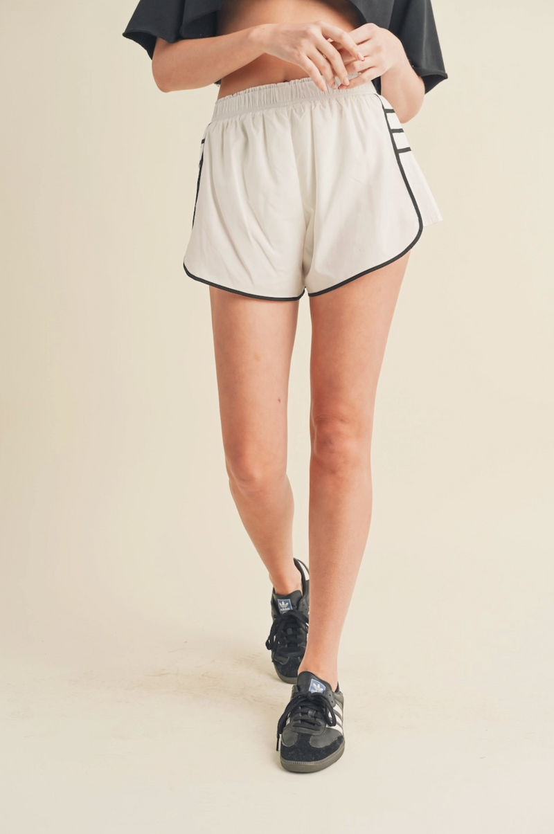 ON POINT SHORTS - WHITE